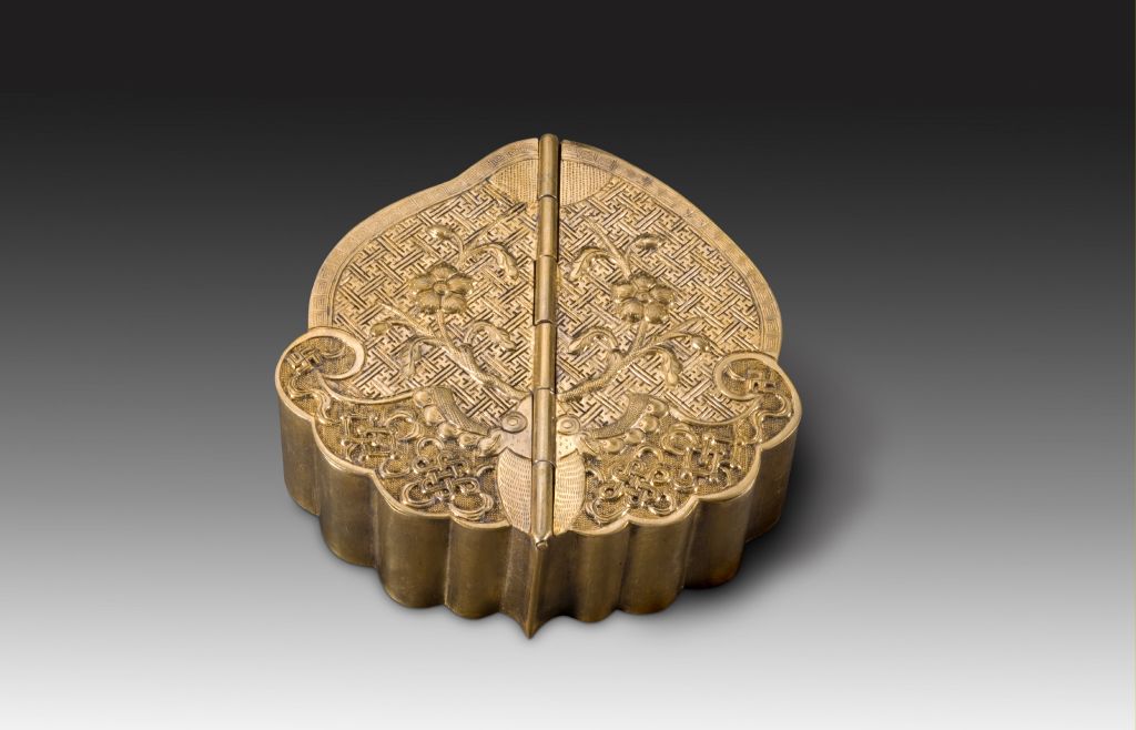 银刻花蝠纹桃式盒